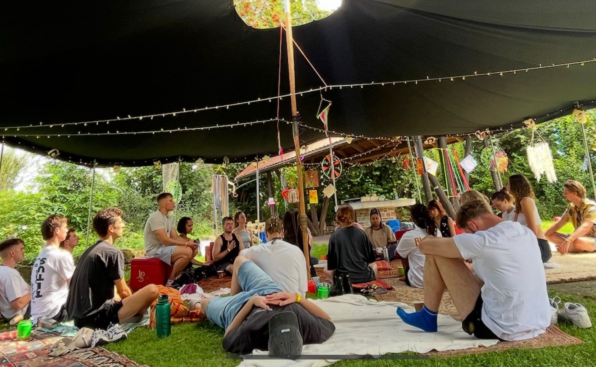 Chill-Bereich unter dem Zelt