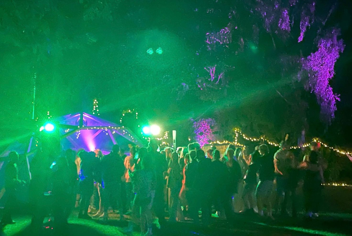 Tanzfläche mit grünem Licht